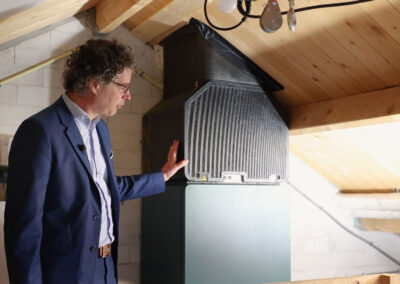 Stefan van Uffelen demonstrating the adsorption heat pump of Cooll