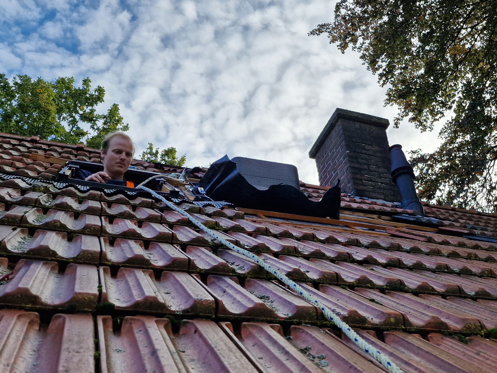 Roof feedthrough during installation of adsorption heat pump in historic house