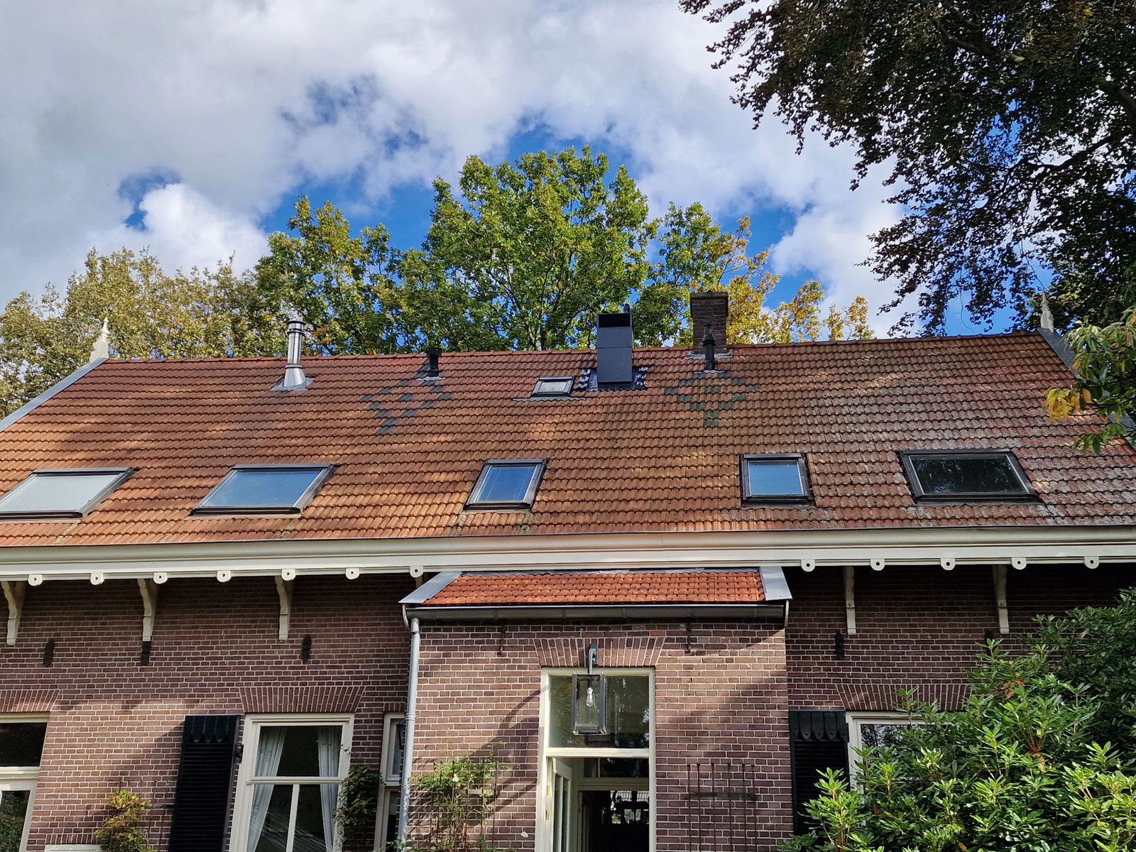 Roof line after installation of adsorption heat pump in historic house